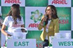 Raveena Tandon at Ariel world record attempt in Andheri Sports Complex, Mumbai on 11th Feb 2014